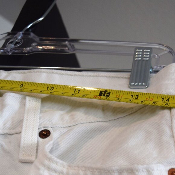 White Levi's 501's w/a‎ button fly 29x30 - Picture 13 of 13